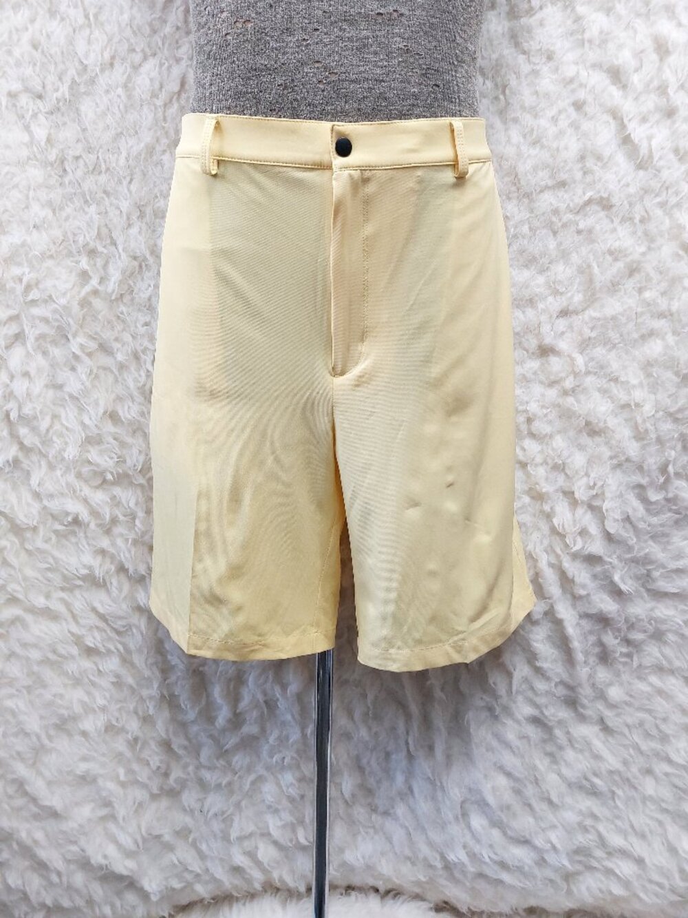 Greg Norman ML75 Microlux Men's Yellow Classic fit Golf shorts Size 40